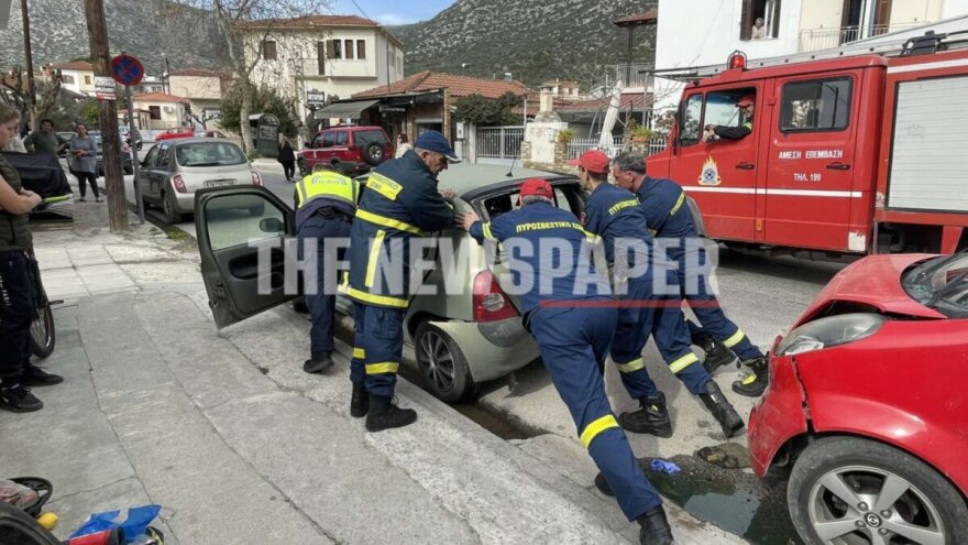 Τροχαίο στην Αγριά - Γυναίκα λιποθύμησε πάνω στο τιμόνι και έπεσε πάνω σε σταθμευμένο όχημα