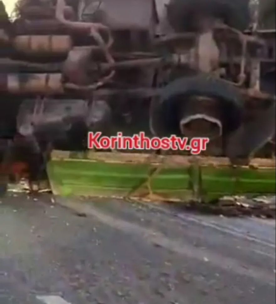 Ανατροπή φορτηγού στην Αθηνών - Κορίνθου στο ύψος των Αγίων Θεοδώρων