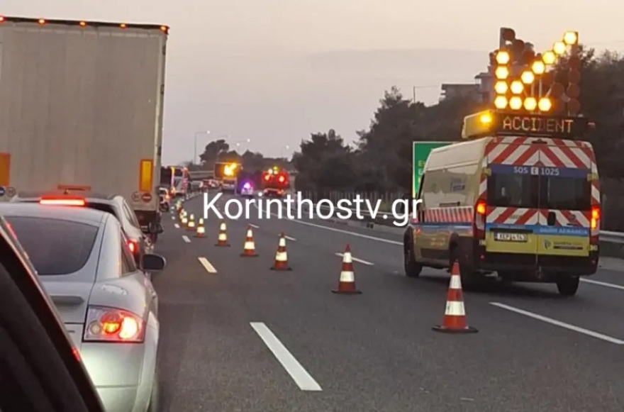 Ανατροπή φορτηγού στην Αθηνών - Κορίνθου στο ύψος των Αγίων Θεοδώρων