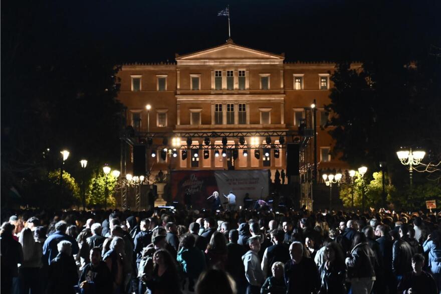 Συναυλία για τα Τέμπη στο Σύνταγμα - Δείτε βίντεο και φωτογραφίες