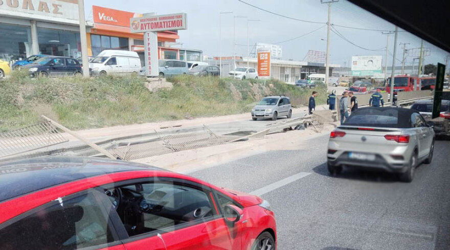 Ένας σοβαρά τραυματίας σε τροχαίο στη Βάρης, Κορωπίου - Το αυτοκίνητο προσέκρουσε στις προστατευτικές μπάρες