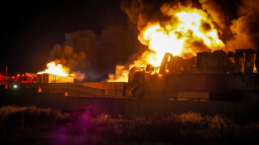 Μεγάλη φωτιά σε εργοστάσιο στη Ριτσώνα - Μήνυμα 112 στους κατοίκους, δείτε βίντεο και φωτογραφίες