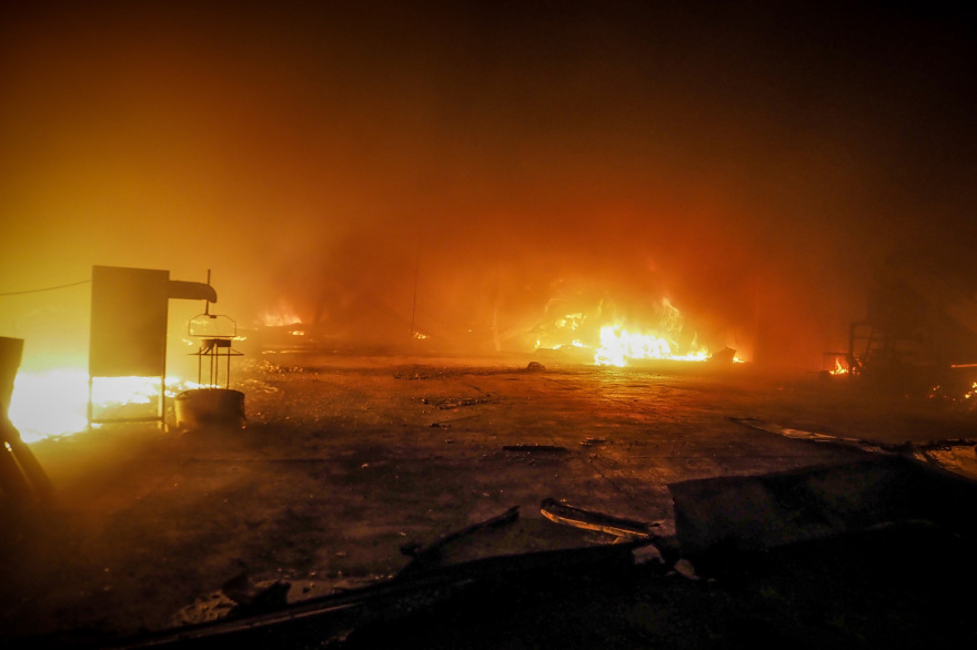 Μεγάλη φωτιά σε εργοστάσιο στη Ριτσώνα - Μήνυμα 112 στους κατοίκους, δείτε βίντεο και φωτογραφίες