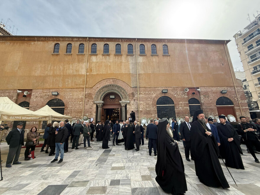 Αυτή την ώρα η εξόδιος ακολουθία του Μητροπολίτη πρώην Θεσσαλονίκης Άνθιμου χοροστατούντος του Ιερώνυμου