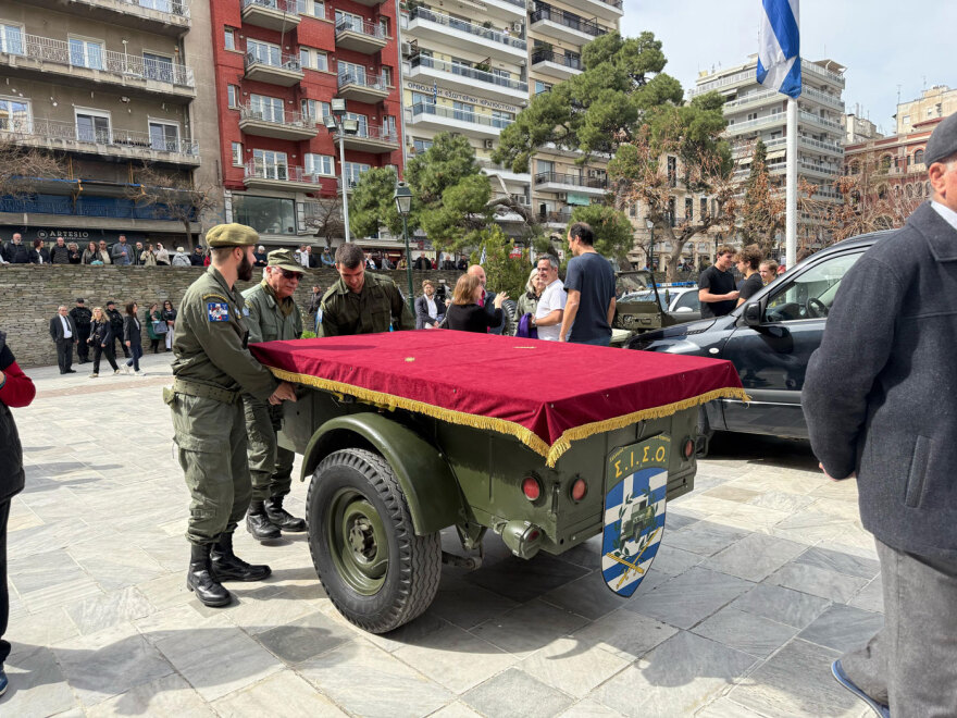 Αυτή την ώρα η εξόδιος ακολουθία του Μητροπολίτη πρώην Θεσσαλονίκης Άνθιμου χοροστατούντος του Ιερώνυμου