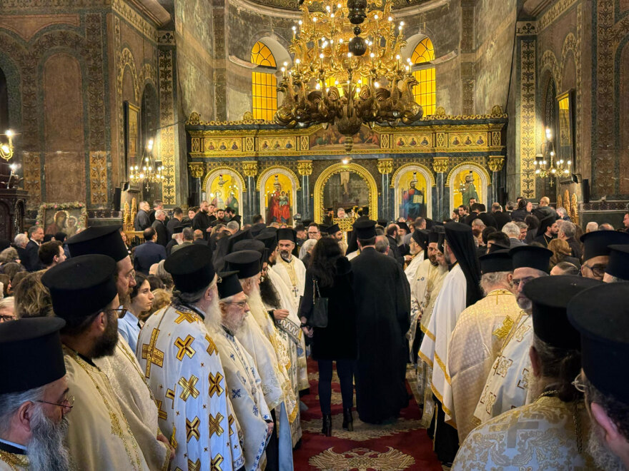 Αυτή την ώρα η εξόδιος ακολουθία του Μητροπολίτη πρώην Θεσσαλονίκης Άνθιμου χοροστατούντος του Ιερώνυμου