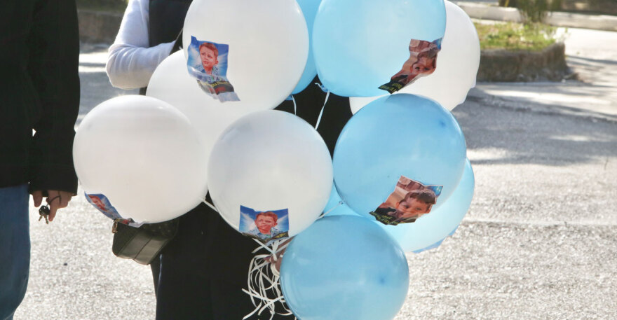 Μνημόσυνο στο κοιμητήριο Καλλιθέας για τις 40 μέρες από τον θάνατο του μικρού Άγγελου