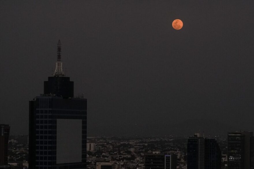 Εντυπωσιακές εικόνες από το «Ματωμένο Φεγγάρι» ή αλλιώς «Φεγγάρι του Σκουληκιού» - Γιατί ονομάστηκε έτσι 