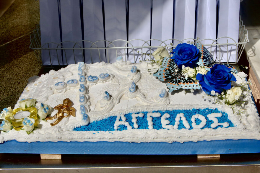 Μνημόσυνο στο κοιμητήριο Καλλιθέας για τις 40 μέρες από τον θάνατο του μικρού Άγγελου