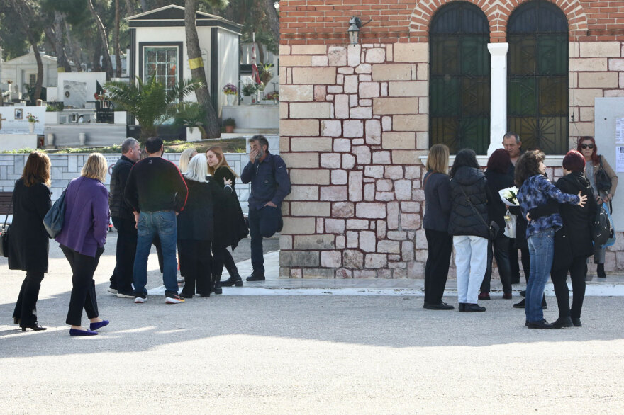 Μνημόσυνο στο κοιμητήριο Καλλιθέας για τις 40 μέρες από τον θάνατο του μικρού Άγγελου