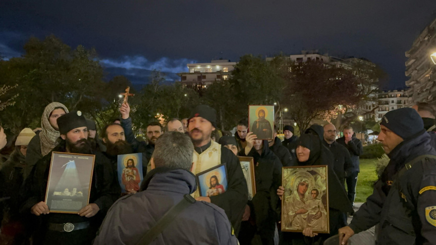 «Σταυροφόροι» εναντίον ΜΑΤ και θεατών παράστασης στη Θεσσαλονίκη, χρήση χημικών από την ΕΛΑΣ - Δείτε βίντεο και φωτογραφίες