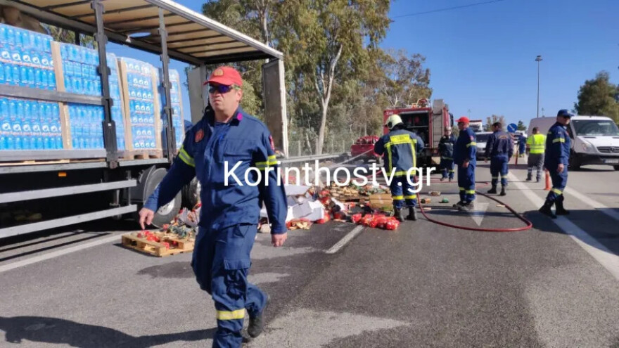 Νταλίκα λαμπάδιασε στην Εθνική Οδό Αθηνών-Κορίνθου - Δείτε βίντεο και φωτογραφίες 