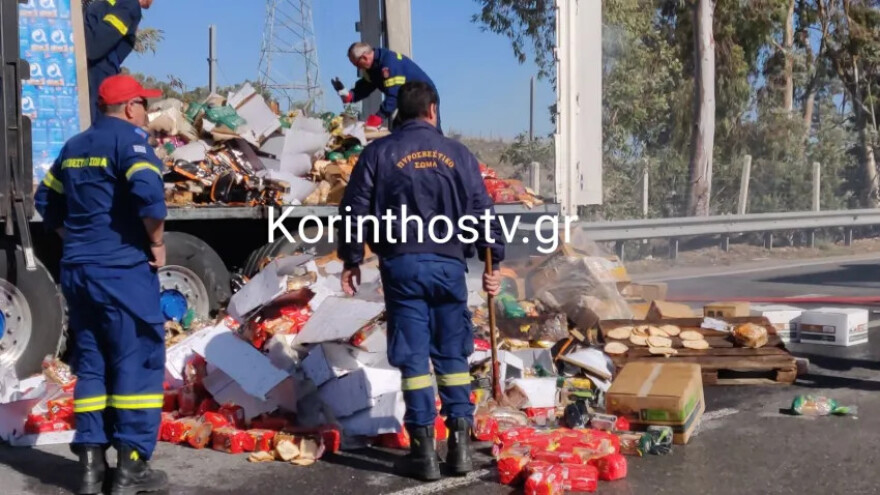 Νταλίκα λαμπάδιασε στην Εθνική Οδό Αθηνών-Κορίνθου - Δείτε βίντεο και φωτογραφίες 