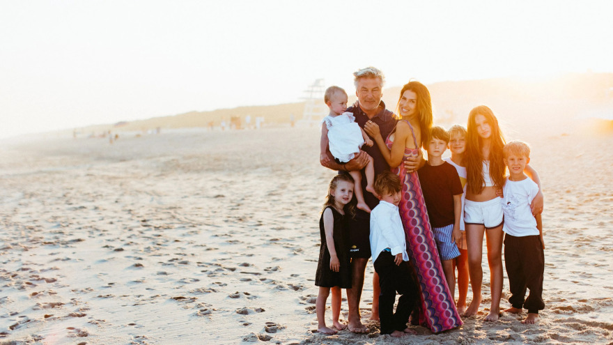 Τρεις λόγοι που θα μας κάνουν να κολλήσουμε τηλεοπτικά