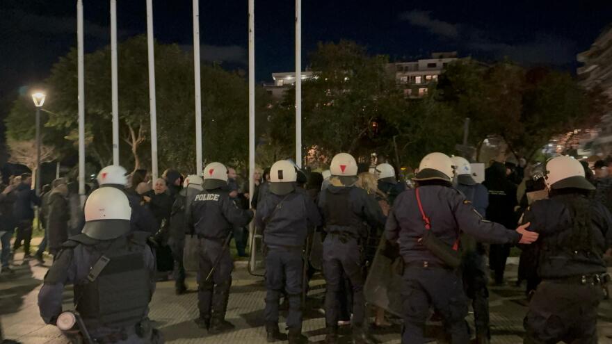 «Σταυροφόροι» εναντίον ΜΑΤ και θεατών παράστασης στη Θεσσαλονίκη, χρήση χημικών από την ΕΛΑΣ - Δείτε βίντεο και φωτογραφίες