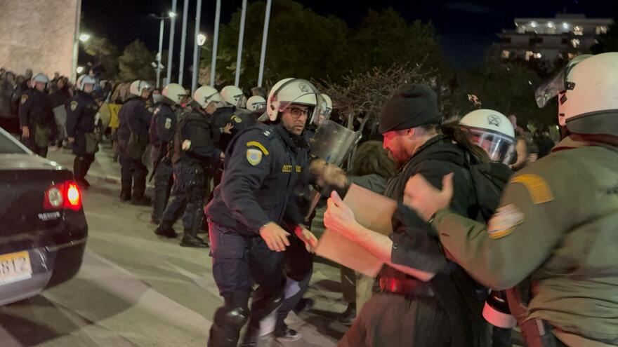 «Σταυροφόροι» εναντίον ΜΑΤ και θεατών παράστασης στη Θεσσαλονίκη, χρήση χημικών από την ΕΛΑΣ - Δείτε βίντεο και φωτογραφίες