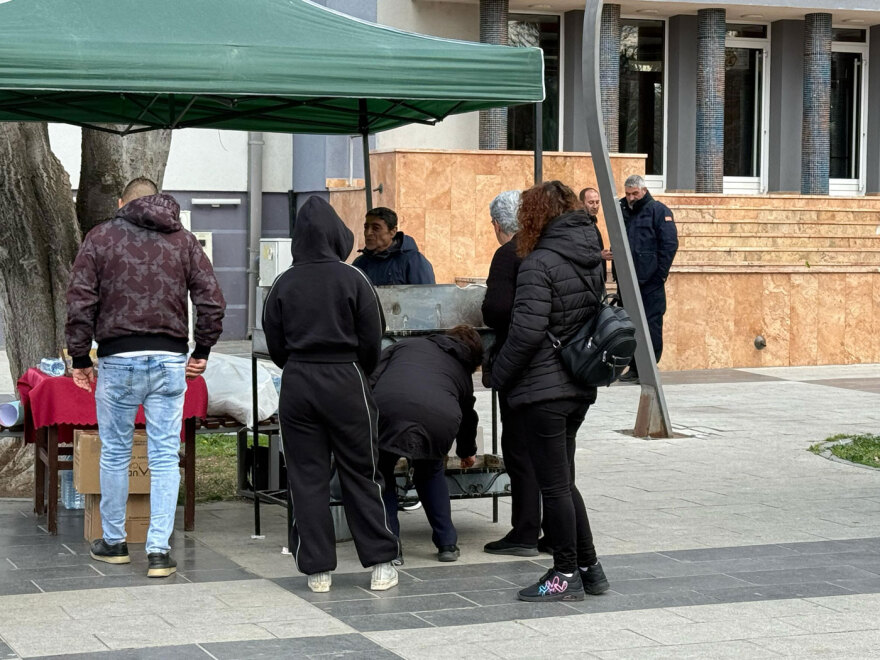 Θρήνος στη Βόρεια Μακεδονία: Ανάβουν κεριά και αφήνουν λουλούδια στη μνήμη των θυμάτων της τραγωδίας στο κλαμπ, δείτε βίντεο και φωτογραφίες