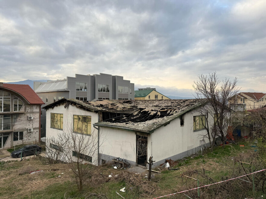 Θρήνος στη Βόρεια Μακεδονία: Ανάβουν κεριά και αφήνουν λουλούδια στη μνήμη των θυμάτων της τραγωδίας στο κλαμπ, δείτε βίντεο και φωτογραφίες