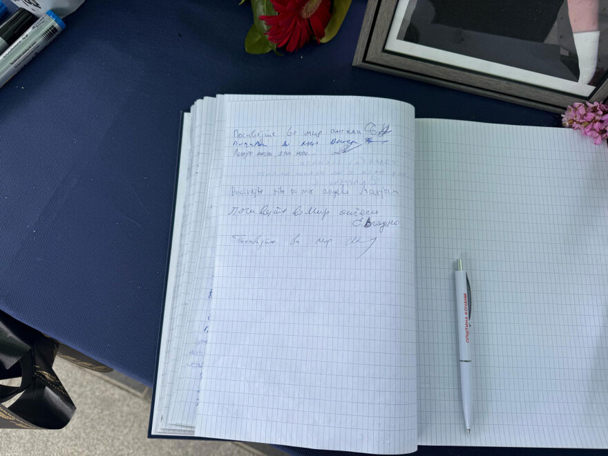 Θρήνος στη Βόρεια Μακεδονία: Ανάβουν κεριά και αφήνουν λουλούδια στη μνήμη των θυμάτων της τραγωδίας στο κλαμπ, δείτε βίντεο και φωτογραφίες