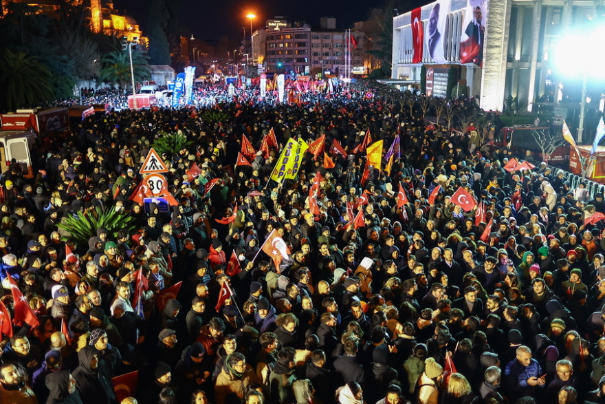 Χιλιάδες διαδηλωτές στην Κωνσταντινούπολη στο πλευρό του Ιμάμογλου - Δείτε βίντεο