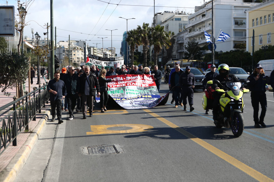 Συγκέντρωση υγειονομικών στην πλατεία Μαβίλη - Δείτε φωτογραφίες