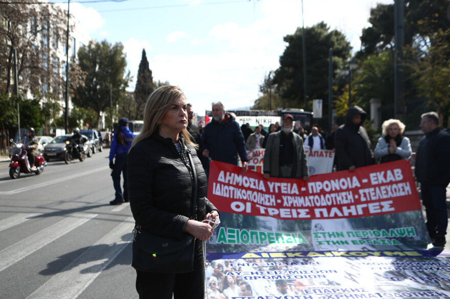 Συγκέντρωση υγειονομικών στην πλατεία Μαβίλη - Δείτε φωτογραφίες