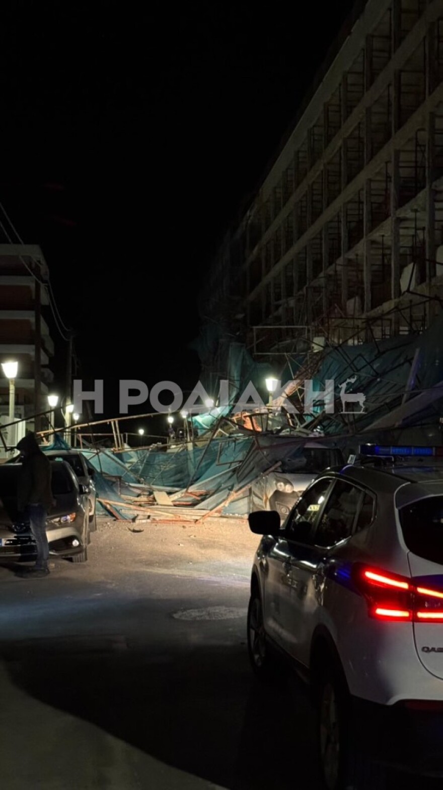 Σκαλωσιά κατέρρευσε σε ξενοδοχείο στη Ρόδο και διέλυσε πάνω από 20 αυτοκίνητα - Δείτε βίντεο και φωτογραφίες