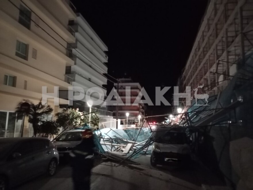 Σκαλωσιά κατέρρευσε σε ξενοδοχείο στη Ρόδο και διέλυσε πάνω από 20 αυτοκίνητα - Δείτε βίντεο και φωτογραφίες