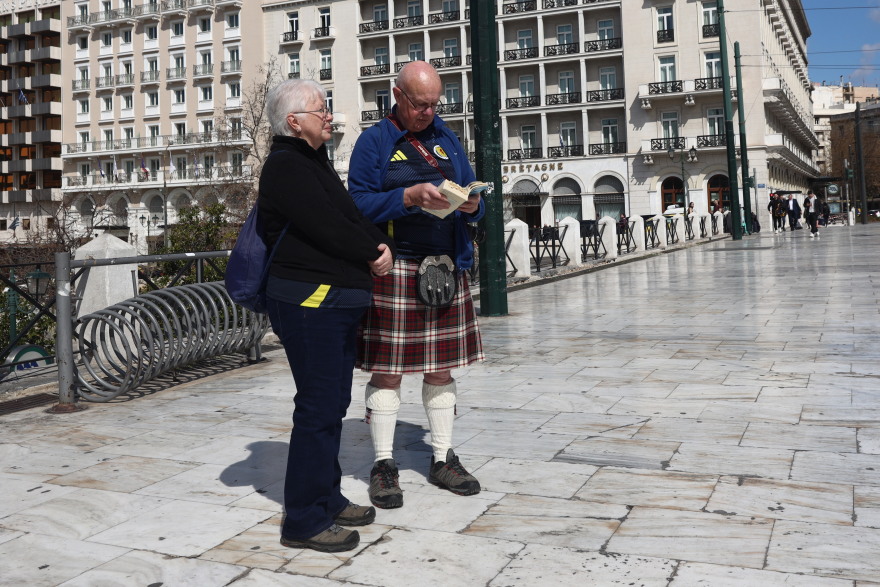 Σκωτσέζοι κάνουν βόλτα στην Αθήνα φορώντας κιλτ - Δείτε φωτογραφίες