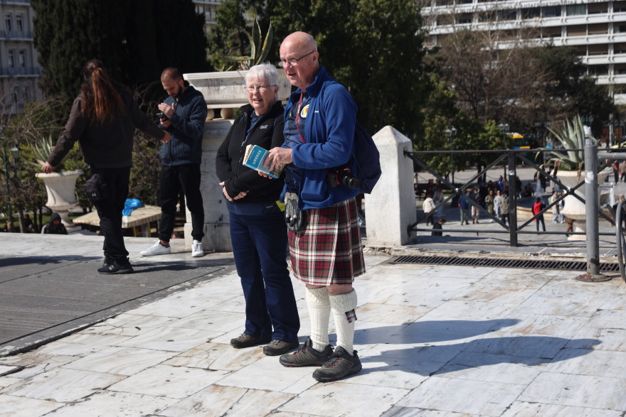 Σκωτσέζοι κάνουν βόλτα στην Αθήνα φορώντας κιλτ - Δείτε φωτογραφίες