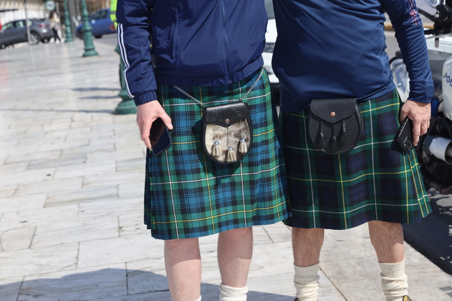 Σκωτσέζοι κάνουν βόλτα στην Αθήνα φορώντας κιλτ - Δείτε φωτογραφίες