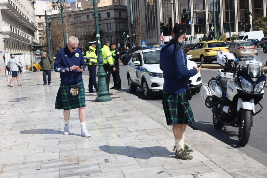 Σκωτσέζοι κάνουν βόλτα στην Αθήνα φορώντας κιλτ - Δείτε φωτογραφίες