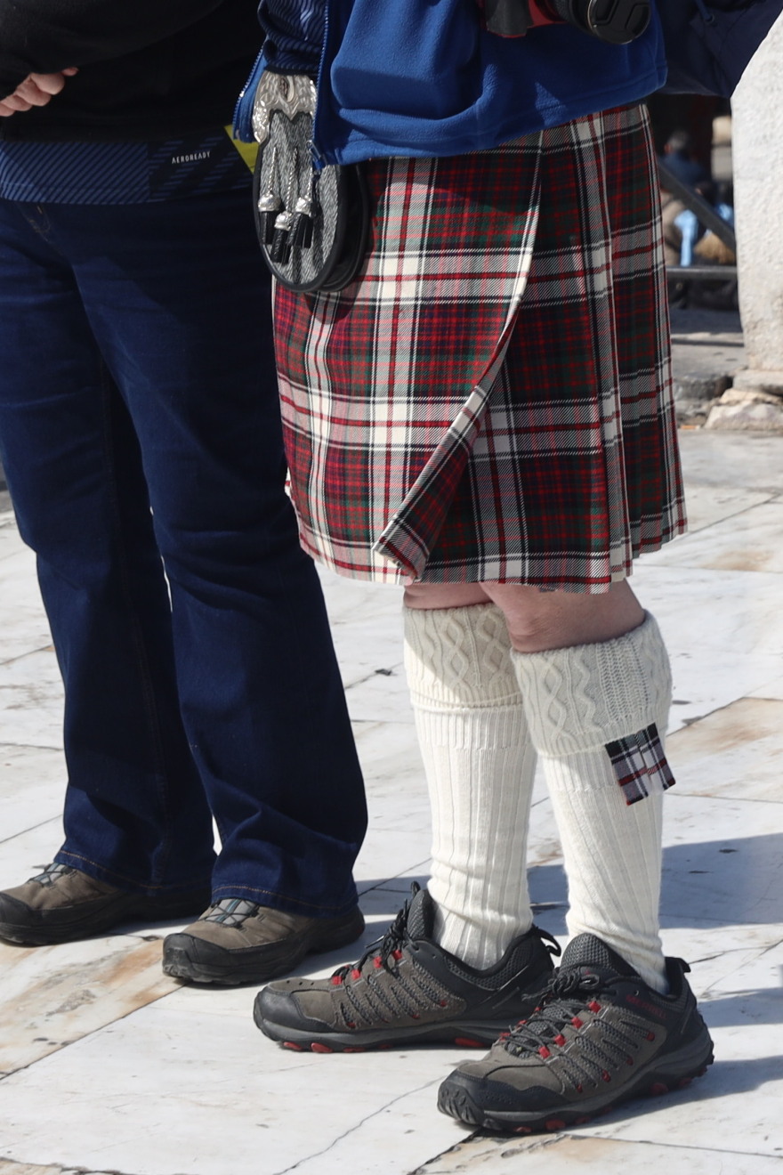 Σκωτσέζοι κάνουν βόλτα στην Αθήνα φορώντας κιλτ - Δείτε φωτογραφίες