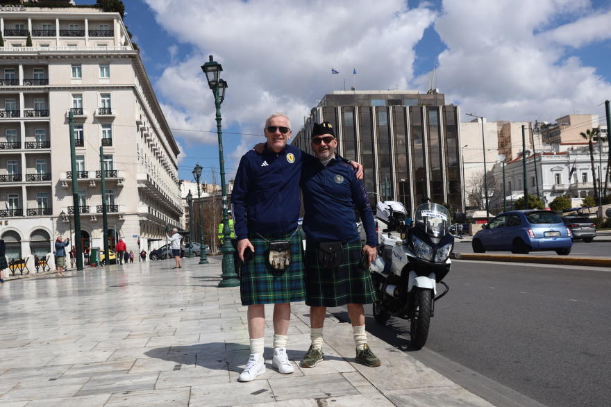 Σκωτσέζοι κάνουν βόλτα στην Αθήνα φορώντας κιλτ - Δείτε φωτογραφίες