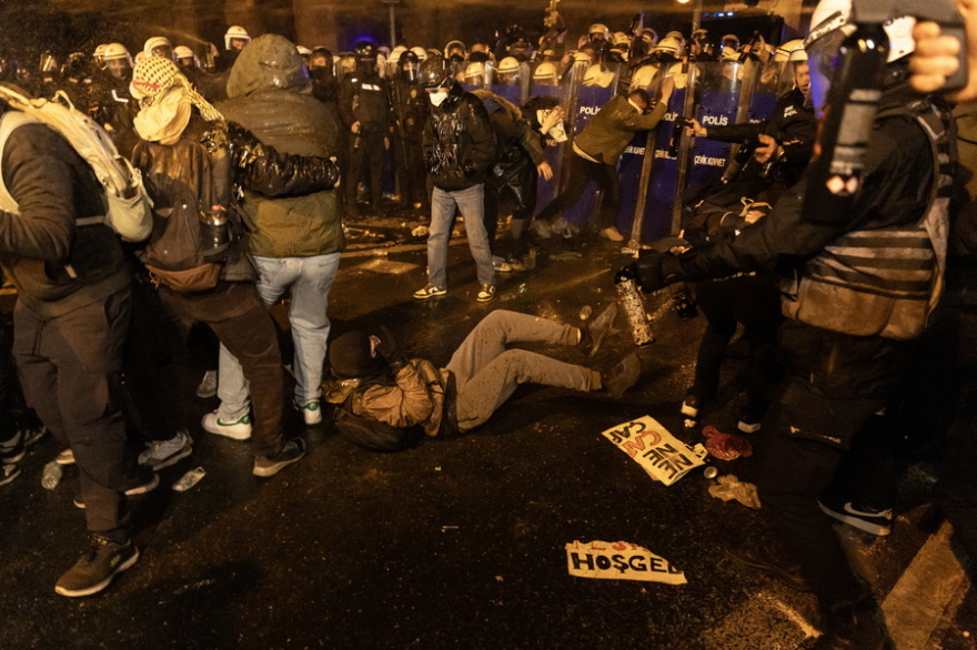 Τρίτη νύχτα αναβρασμού και επεισοδίων στην Τουρκία, εκατοντάδες χιλιάδες αψήφησαν τις απαγορεύσεις - Μέχρι πού θα το πάει ο Ερντογάν