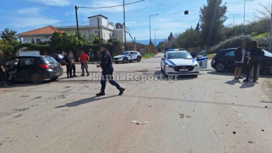 Τουρίστες παραβίασαν STOP και τράκαραν με ΙΧ στη Φθιώτιδα, ένας τραυματίας – Δείτε φωτογραφίες 