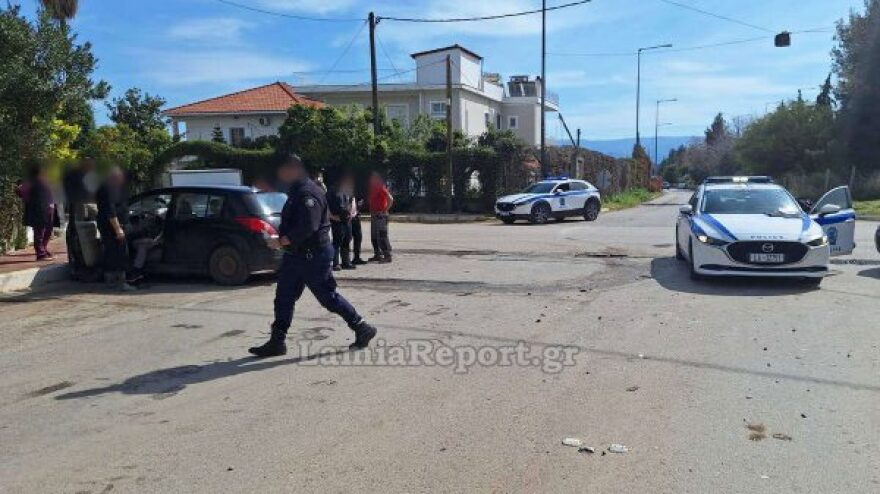 Τουρίστες παραβίασαν STOP και τράκαραν με ΙΧ στη Φθιώτιδα, ένας τραυματίας – Δείτε φωτογραφίες 