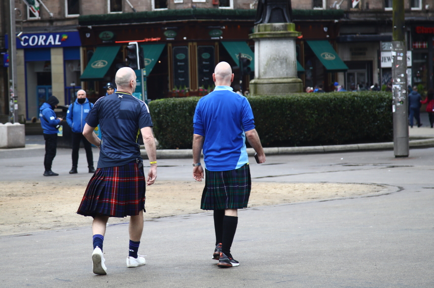 Απόβαση των Ελλήνων στη Γλασκώβη για το παιχνίδι με την Σκωτία - Φωτογραφίες