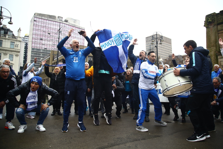 Απόβαση των Ελλήνων στη Γλασκώβη για το παιχνίδι με την Σκωτία - Φωτογραφίες
