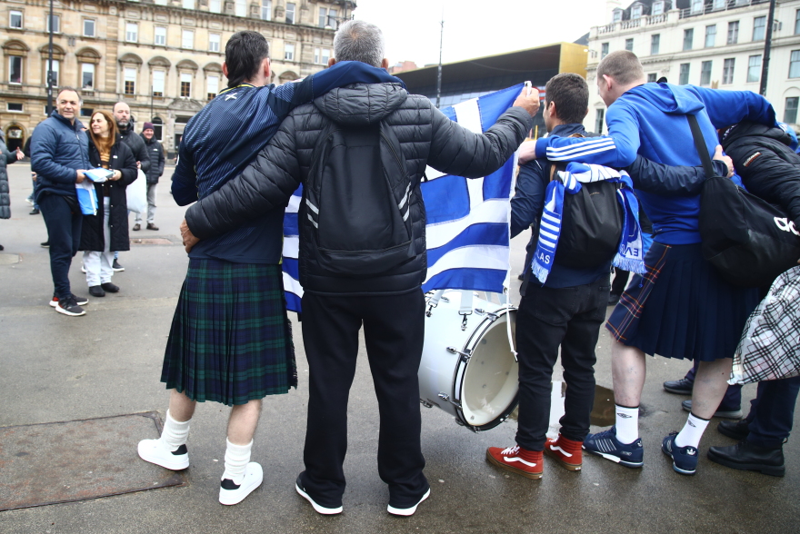 Απόβαση των Ελλήνων στη Γλασκώβη για το παιχνίδι με την Σκωτία - Φωτογραφίες
