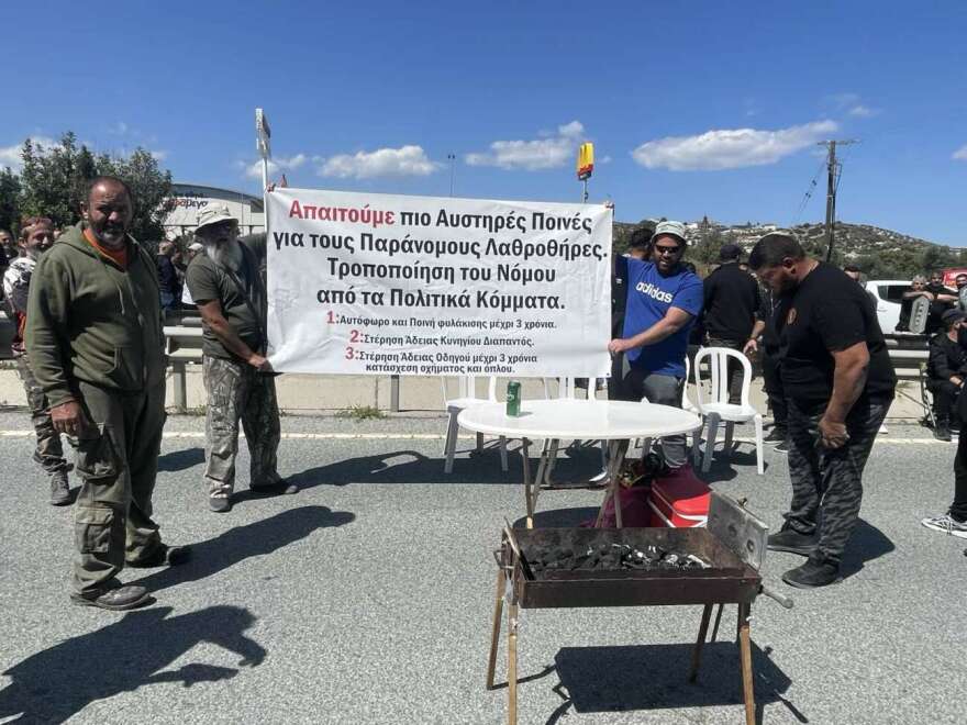 Κύπρος: Κυνηγοί έκλεισαν αυτοκινητόδρομο και έκαναν γλέντι με ψησταριές και τσίπουρα - Βίντεο