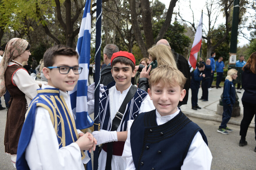Με χαμόγελα, παραδοσιακές στολές και τη γαλανόλευκη - Φωτογραφίες από τη μαθητική παρέλαση στο κέντρο της Αθήνας