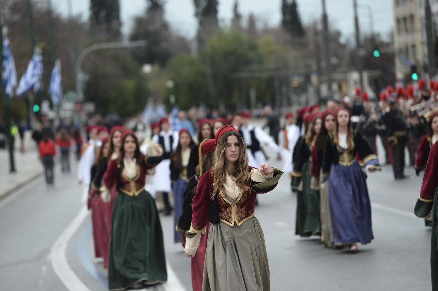 Με χαμόγελα, παραδοσιακές στολές και τη γαλανόλευκη - Φωτογραφίες από τη μαθητική παρέλαση στο κέντρο της Αθήνας