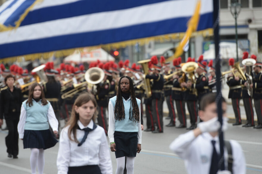 Με χαμόγελα, παραδοσιακές στολές και τη γαλανόλευκη - Φωτογραφίες από τη μαθητική παρέλαση στο κέντρο της Αθήνας
