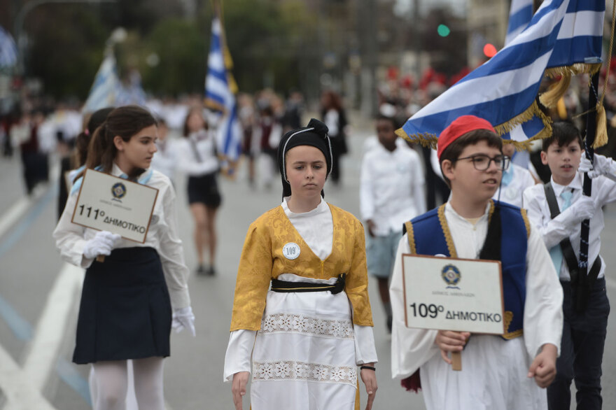 Με χαμόγελα, παραδοσιακές στολές και τη γαλανόλευκη - Φωτογραφίες από τη μαθητική παρέλαση στο κέντρο της Αθήνας
