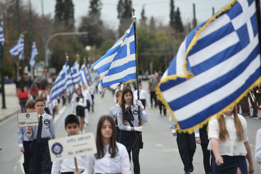 Με χαμόγελα, παραδοσιακές στολές και τη γαλανόλευκη - Φωτογραφίες από τη μαθητική παρέλαση στο κέντρο της Αθήνας
