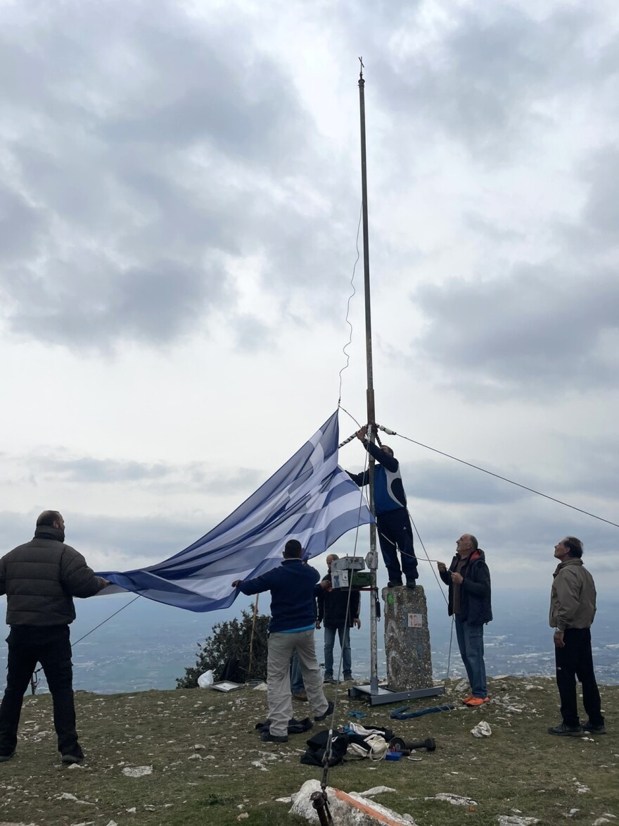 Ξάνθη: Με παρέμβαση εθελοντών κυματίζει ξανά η ελληνική σημαία στο ύψωμα «Αυγό»