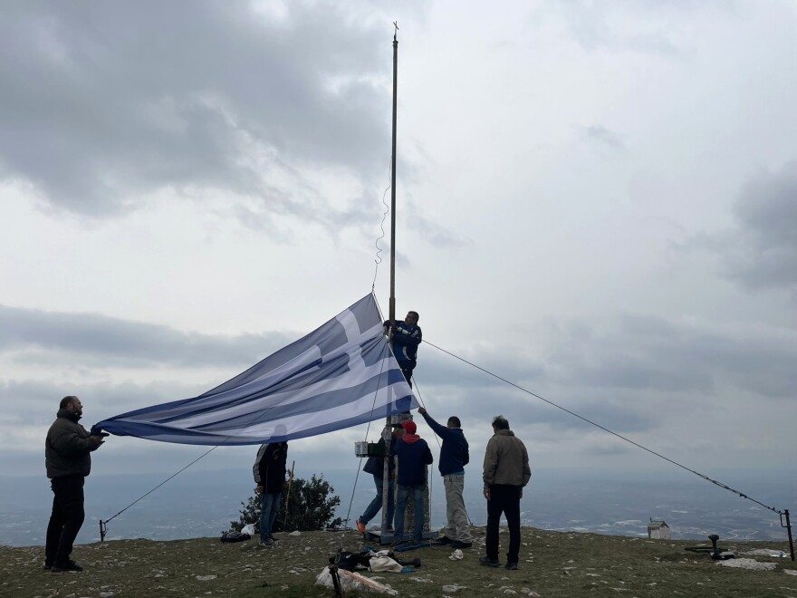 Ξάνθη: Με παρέμβαση εθελοντών κυματίζει ξανά η ελληνική σημαία στο ύψωμα «Αυγό»