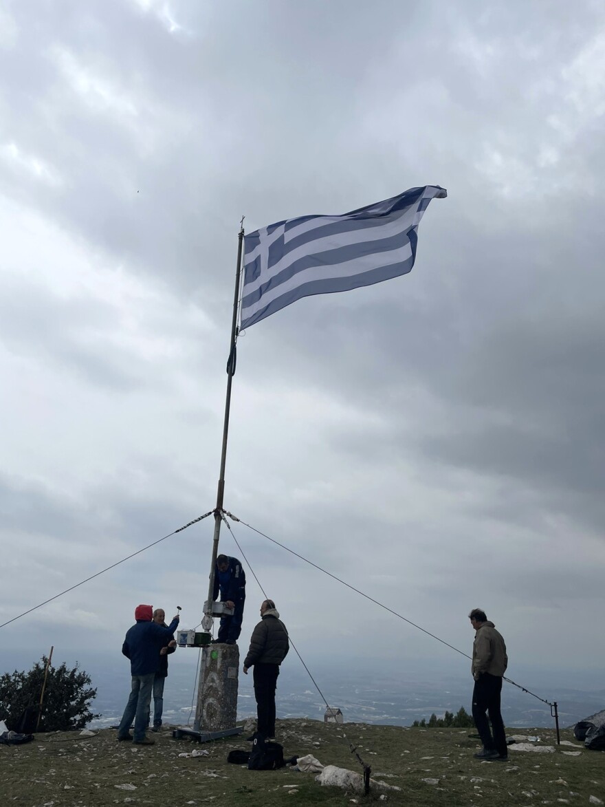 Ξάνθη: Με παρέμβαση εθελοντών κυματίζει ξανά η ελληνική σημαία στο ύψωμα «Αυγό»