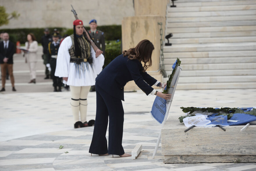 Με χαμόγελα, παραδοσιακές στολές και τη γαλανόλευκη - Φωτογραφίες από τη μαθητική παρέλαση στο κέντρο της Αθήνας